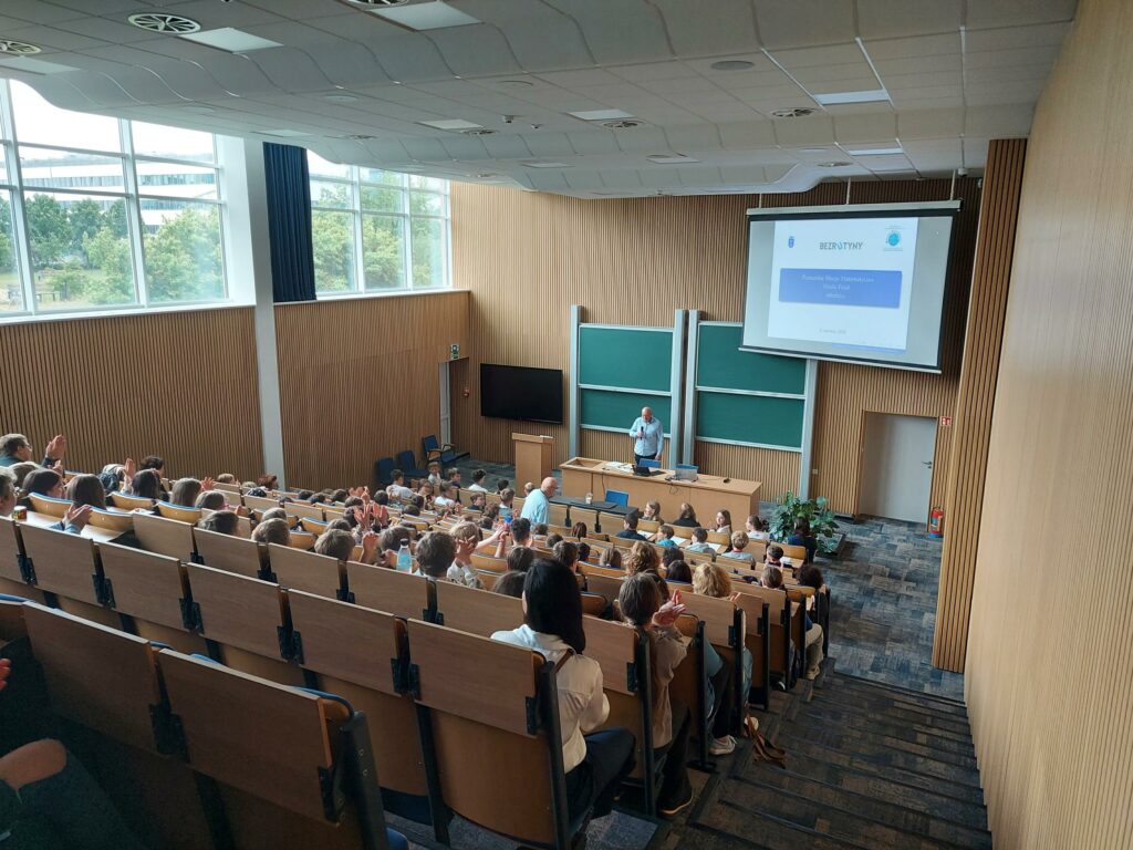 aula z uczestnikami i publicznością od góry