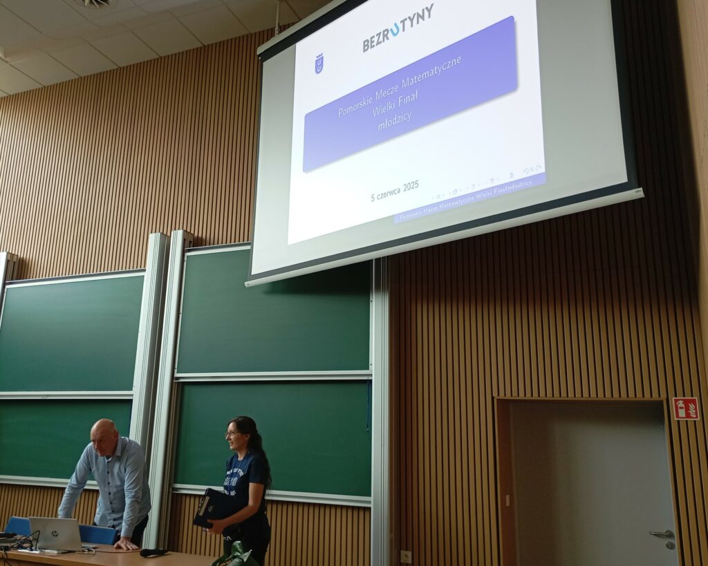 prof. Gulgowski i dr Kwela pod ekranem rzutnika