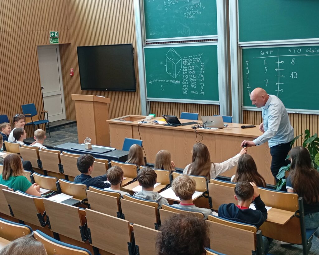 prof. Gulgowski odbierający mikrofon od uczestniczki